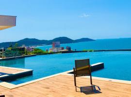 Espa&ccedil;o c/ piscinas e vista panor&acirc;mica da Praia, hotel em Florian&oacute;polis