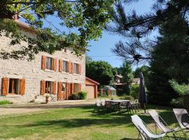 Gîte confortable en Auvergne proche de randonnées - FR-1-582-346, hôtel à Craponne-sur-Arzon