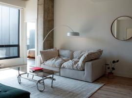 Penthouse with pool and parking, hotel in Montreal