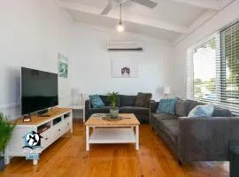 3BR Updated Coastal Beach House in Funky Port Elliot