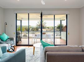 4BR Contemporary Coastal Home with Rural Outlook, hotel in Port Elliot