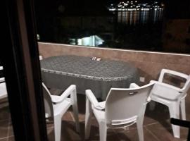 Cozy sea view apartment in the Bay of Kotor, hotel in Donji Stoliv