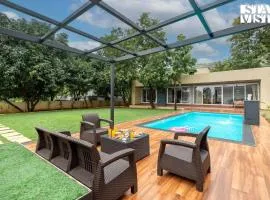 StayVista at Gulposh Retreat with Pool, Lawn & Gazebo