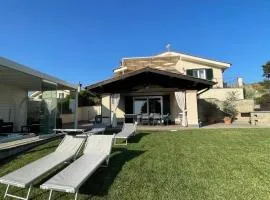 VILLA "Lago Blu" vista lago di Bracciano, con vasca idromassaggio esterna