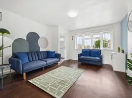 Stylish Home From Home 3 bed house, sleeps 6, private parking, WiFi Leamington Spa