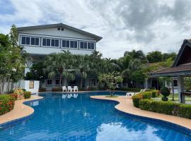 Ban Sawai Chik Noi में Baan Sanuan Resort, पार्किंग वाला होटल