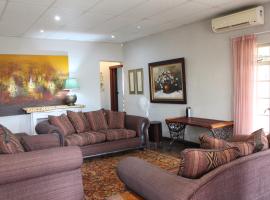 Tucked-Away 1&2 Bedroom Houses, βίλα σε Νέλσπρουιτ