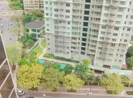 Elite Homestays Family-Friendly Condo Near Malls with Pool & Gym