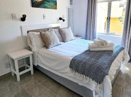 Chakas Rock Chalet 45, cabin in Ballito