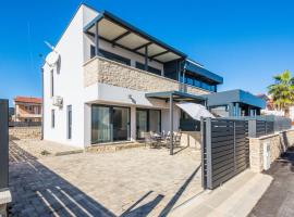 Ferienhaus Genster - Holiday Home Mirna Vir Kroatien, hotel di Vir
