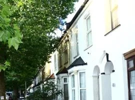 Spacious 4-Bed House - Sleeps 5 Garden & Parking