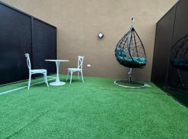 Chic Apartments For Rent ave0-4, ξενοδοχείο σε Umm Uthainah