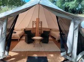 Glamping tent in de rust, met zwembad, badkamer en keuken