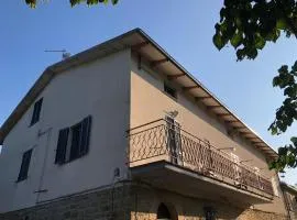 Gli ulivi Gualdo Tadino Uniquement de samedi à samedi Lits pour 10 personnes