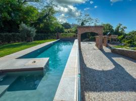 Domus in Cauda - Pool Langhe View - Free Parking & Wi-Fi, hotel v destinaci Verduno
