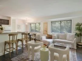 Crystal City Charm 2BR Free Parking 104