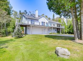 Beach Access on Lake Michigan Sturgeon Bay Home、スタージョンベイのホテル