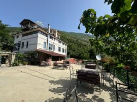 Bujtina Shen Meria, hotel in Burimas