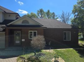 Resort style entire guesthouse-2 rooms, hotel v destinaci Tottenham