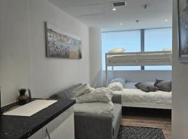 Small Studio for Group of 5 in Delta Croydon DPF3, hotel v destinaci Croydon