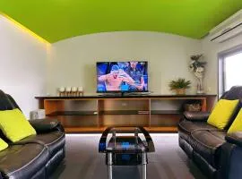 Cityside Beautiful Lodge - close to City & Airpor