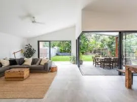 Black Cockatoo - Oceanstays - Pet Friendly
