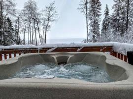 Eagles' Nest - Lakefront Private Beach Hot Tub: Fisher River Cree Nation  şehrinde bir otel