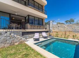 Private and heated POOL with ARCH VIEW new condo!, ξενοδοχείο σε El Pueblito