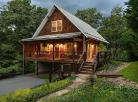 River Rock Cabin - Comfortable, Private Home with King Beds & Mountain Views