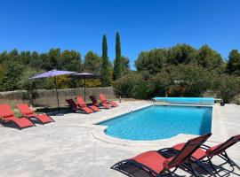 Proche Roussillon, La villa rouge Luberon, piscine chauffée, climatisation et vue Luberon, hotel v destinaci Gargas