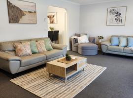 Lbarza Charming & Convenient 3BR Home close to Hospitals & Sporting Grounds, viešbutis mieste Šepartonas