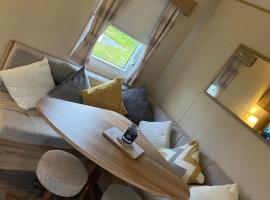 Seaside Caravan Retreat in Craig Tara、エアのホテル