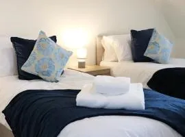 Large 3 Bedroom Home With Private Driveway Parking - Perfect For Contractors, Families, & Relocators