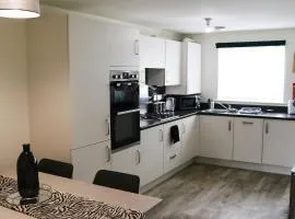 Spacious 3-Bed House with Free Parking & VAT Invoices - Ideal for Contractors