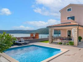 Casa Mia near the sea with a stunning view, Hotel in Trget