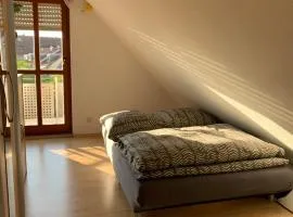 Kleines Dachzimmer mit Balkon