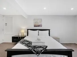 Sunny Beam Guest Suite with Parking and Kitchenette