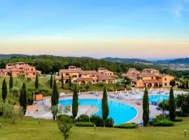 Hotel with swimming pool immersed in the typical Tuscan countryside just 5 minutes from Massa Marittima