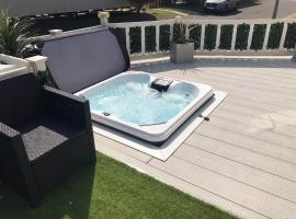 Hot Tub Safari Lodge, chalet in Kinmel Bay