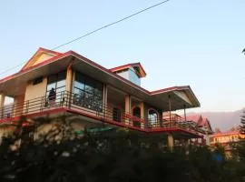 Aditya Homestay Bir-Billing surrounded by Mountains