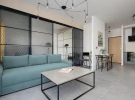Jasny Apartament z Ogrodem i Parkingiem na Przedmieściach Warszawy by Noclegi Renters