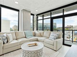 2bd 2ba Best style and location Pool spa gym pkg!, Hotel in American Towers Condominium