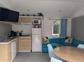 Cozy Tiny SolHouse 7 - Near Groningen - 5 Star Location, hotel com piscina em Kropswolde