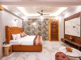 Golden Oak by The Lake Hill