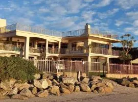 By The Beach - Beachfront Apartment & Home