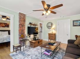 Steps to Commercial St Walk to Beach, villa in Provincetown