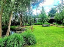 Garden room in green surroundings, sleeps 2, hotel di Roeselare