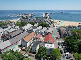 Expansive Deck with Waterviews and views of Ptown Monument、プロビンスタウンのホテル