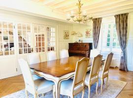Maison chaleureuse de 4 à 12 personnes, hotel in Neuville-aux-Bois