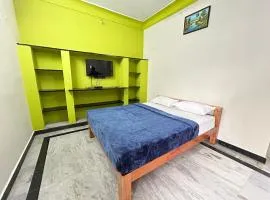 The Kaya group stay Srirangam